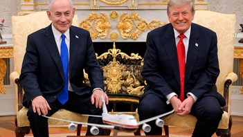 USA's præsident, Donald Trump, havde taget sin vicepræsident samt to ministre med til mødet med Israels premierminister, Benjamin Netanyahu. Med dette træk vil Trump understrege, at det er ham, der tager beslutningerne. Ikke hans israelske kollega. 