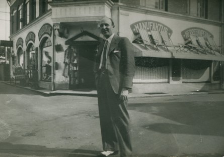 Tage Jacobsen hjalp jøder til Sverige i oktober 1943. Her ses han foran sin butik Østergade 2. Foto Gribskov Arkiv.