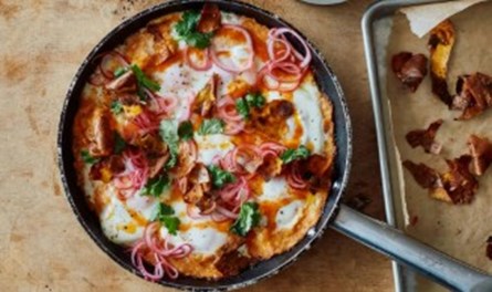 Shakshuka Med Søde Kartofler, Srirachasmør & Syltede Løg