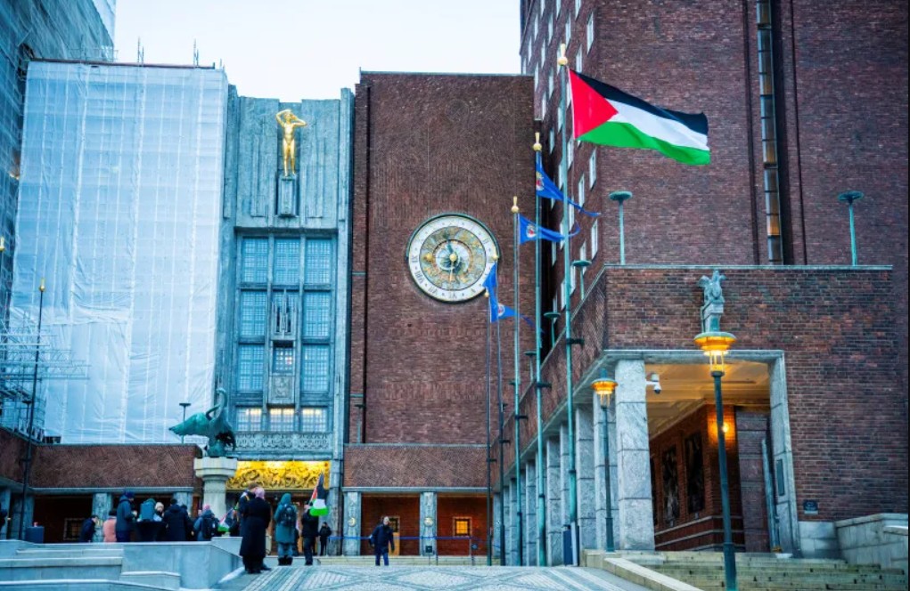 Det palæstinensiske flag blev hejst i gården uden for Oslo Rådhus onsdag morgen i Oslo, Norge, den 29. november 2023. (kredit: NTB/Ole Berg-Rusten/via REUTERS)