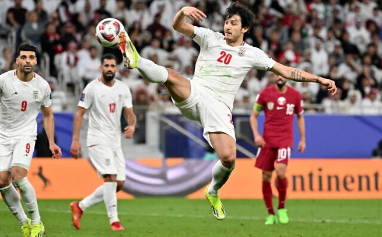 rans angriber #20 Sardar Azmoun skyder bolden under semifinalen i Qatar 2023 AFC Asian Cup mellem Iran og Qatar på al-Thumama Stadion i Doha den 7. februar 2024. (HECTOR RETAMAL / AFP)