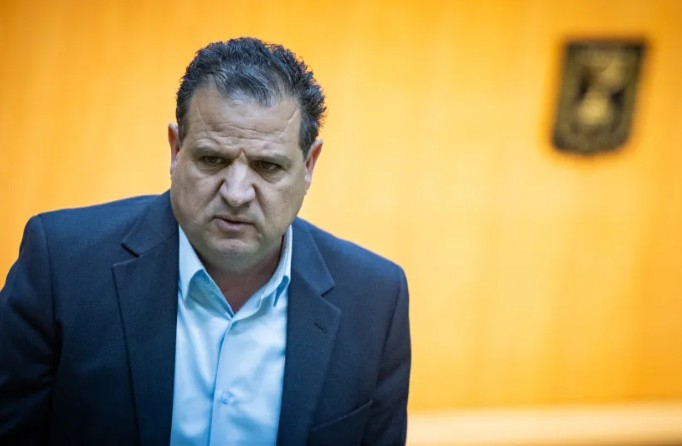 MK Ayman Odeh deltager i en særlig plenarsession i auditoriet i Knesset, det israelske parlament i Jerusalem, under krigen mod Iran og Hezbollah den 9. marts 2026. (kredit: YONATAN SINDEL/FLASH90)