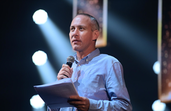 Chili Tropper taler ved 2022 ACUM Awards for Hebrew Song nær Tel Aviv den 7. september 2022. (kredit: TOMER NEUBERG/FLASH90)