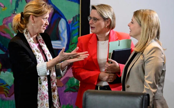 Tysklands minister for uddannelse, familie, ældre, kvinder og ungdom Karin Prien, Tysklands justits- og forbrugerbeskyttelsesminister Stefanie Hubig samt den tyske minister for bolig, byudvikling og byggeri Verena Hubertz taler sammen inden starten på det ugentlige regeringsmøde den 25. marts 2026 i kanselliet i Berlin. (Foto af John MACDOUGALL / AFP)