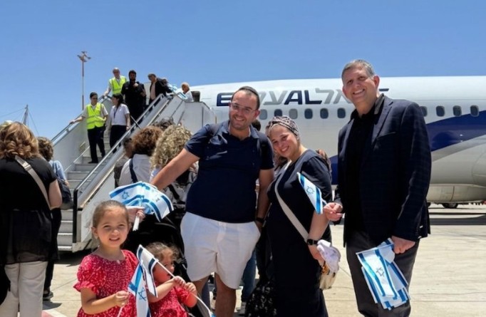 KEREN HAYESODs verdensformand, Sam Grundwerg (højre), byder velkommen til Israel (kredit: KEREN HAYESOD)