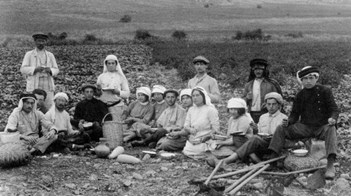 Anden aliyah-arbejdere spiser frokost på markerne ved Kibbutz Migdal, 1912